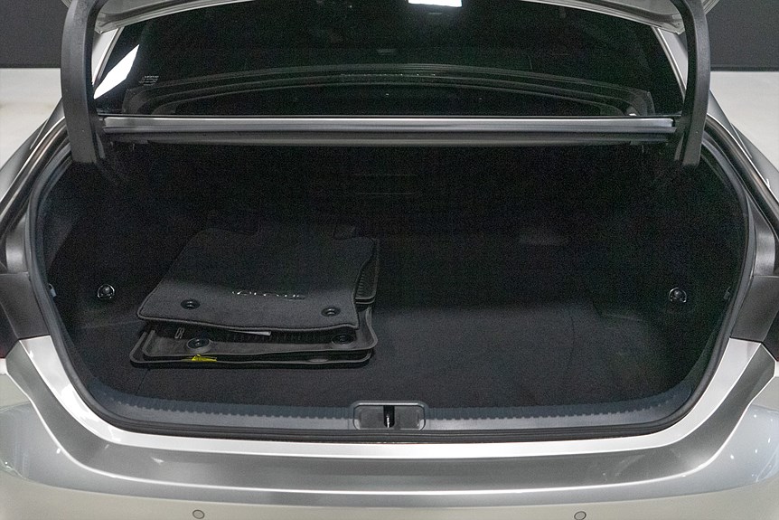 Lexus ES 300h 2.5 E-CVT Limited Edition 218hk