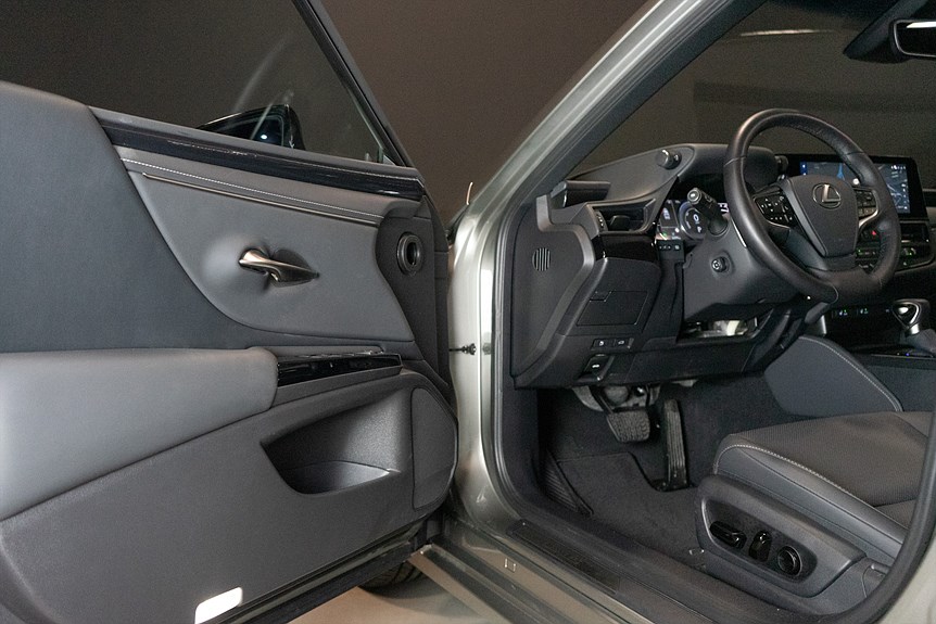 Lexus ES 300h 2.5 E-CVT Limited Edition 218hk