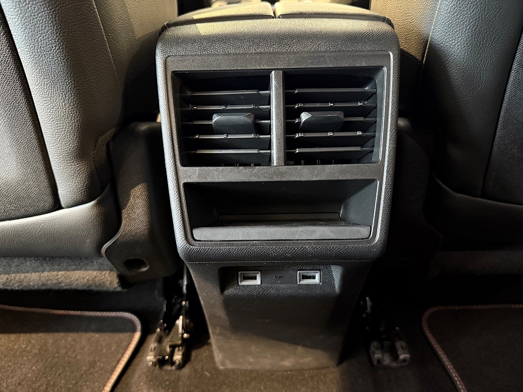 Bild på E-Tense Performance Business 300hk Aut 4x4 - BKAMERA,CARPLAY