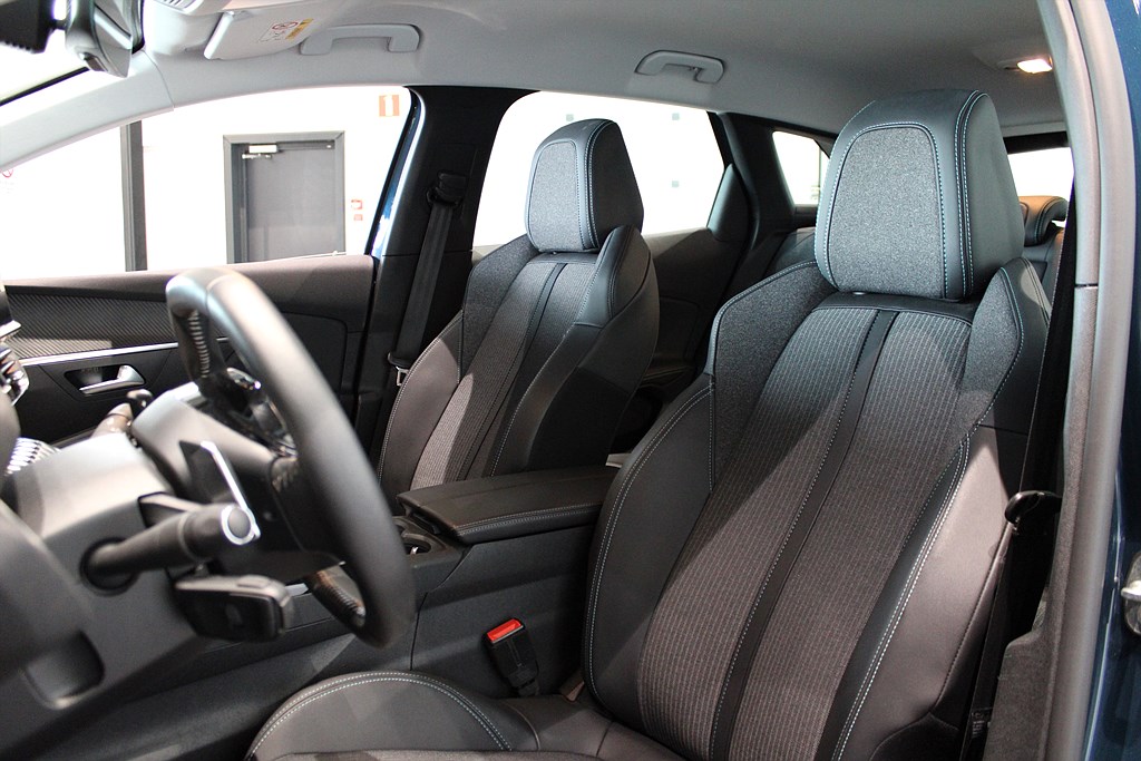 Bild på Active Hybrid 224hk Aut - B-KAMERA, NAV, CARPLAY