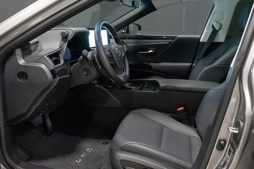 Lexus ES 300h 2.5 E-CVT Limited Edition 218hk