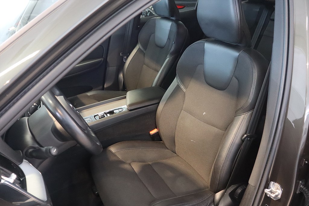 Bild på Momentum B4 197hk Aut AWD - B-KAMERA,CARPLAY