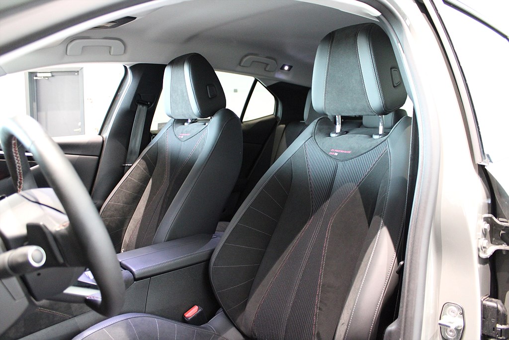 Bild på Performance Line E-Tense 225hk Aut - MOTORISERAD BAKLUCKA, B-KAMERA