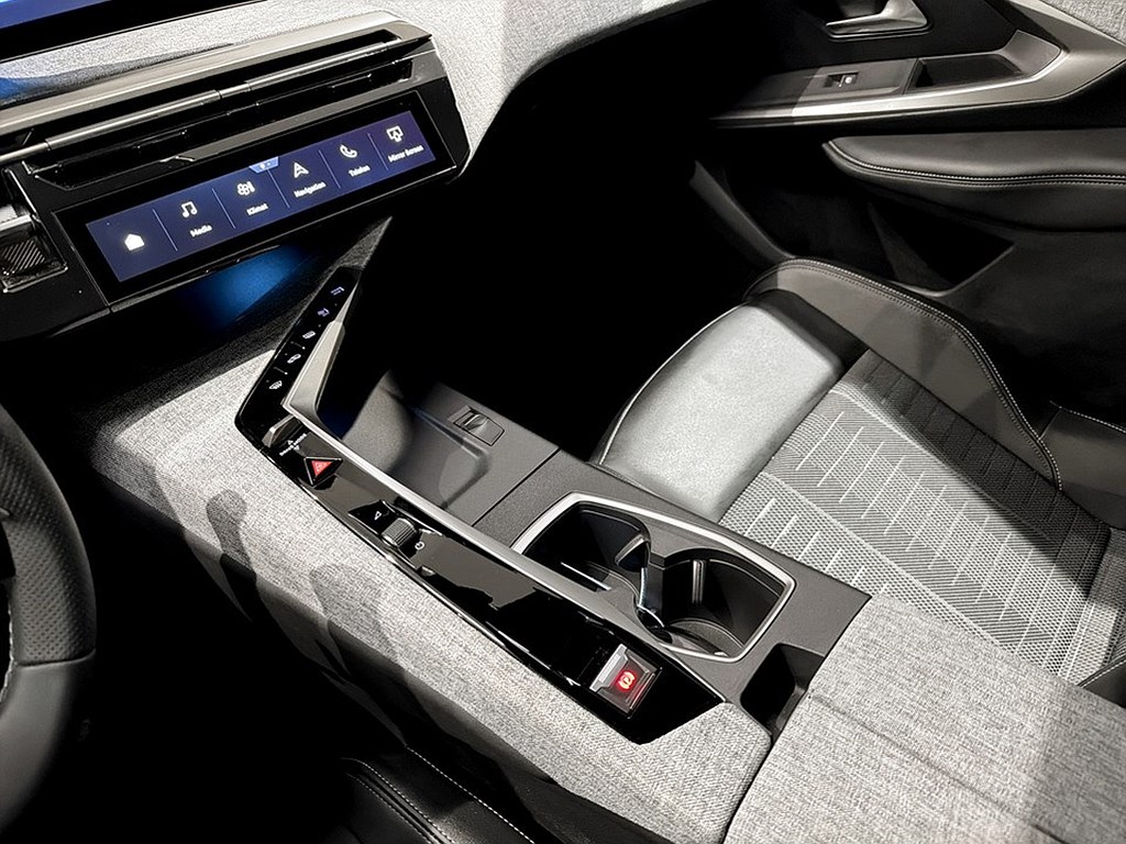 Bild på GT Hybrid 145hk Aut - B-KAMERA,NAV,CARPLAY