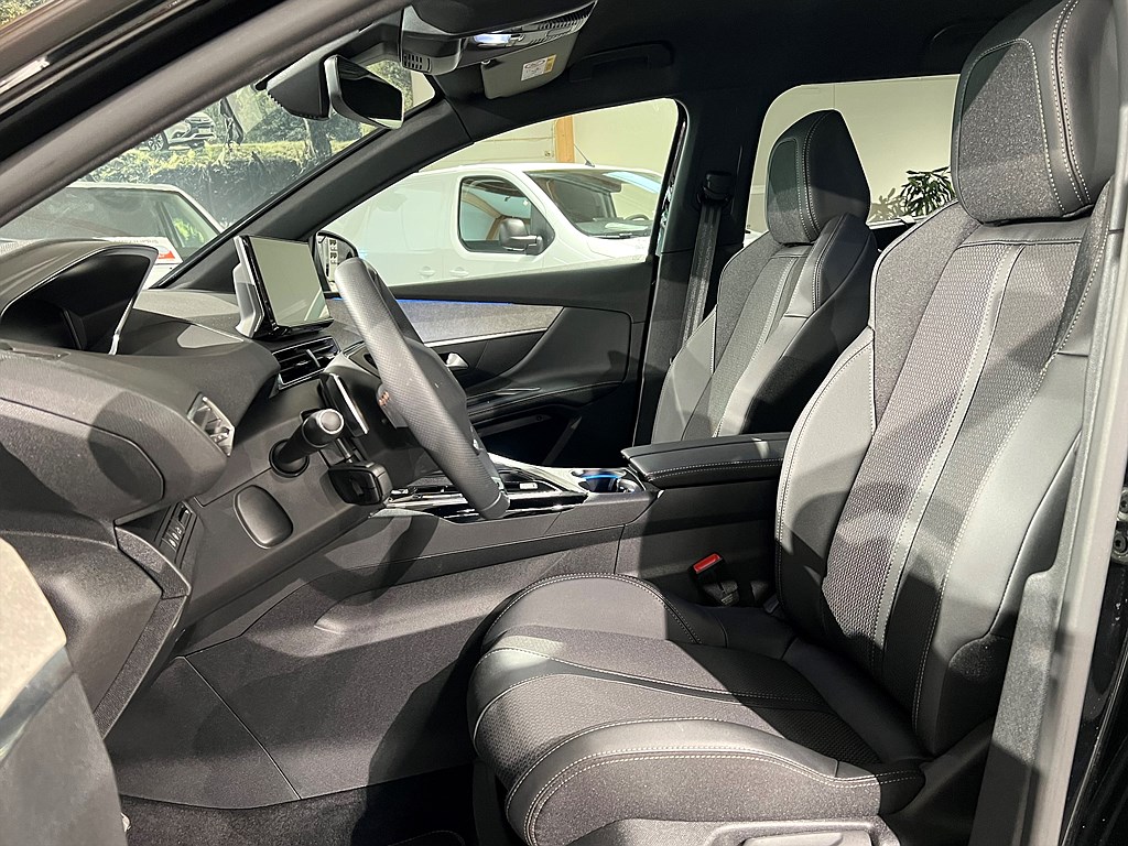 Bild på GT Black Pack 1.2 PT 130hk Aut - NAV, CARPLAY, M-BAKLUCKA
