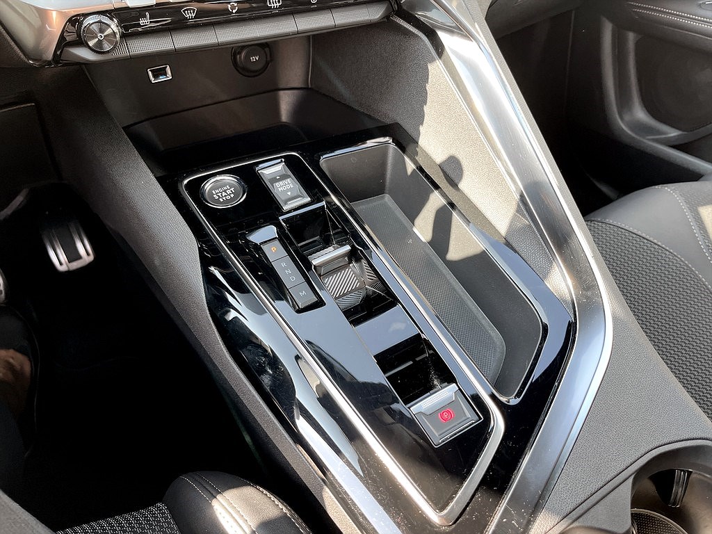 Bild på GT Black Pack 1.2 PT 130hk Aut - B-KAMERA, CARPLAY
