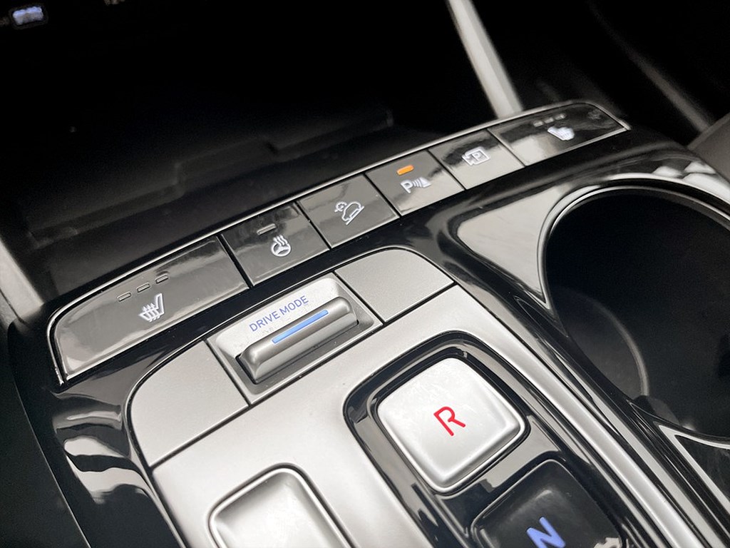 Bild på Essential Hybrid 230hk Aut - BACKKAMERA