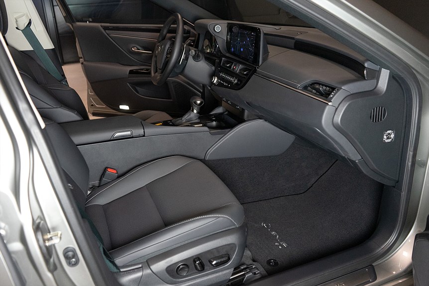 Lexus ES 300h 2.5 E-CVT Limited Edition 218hk