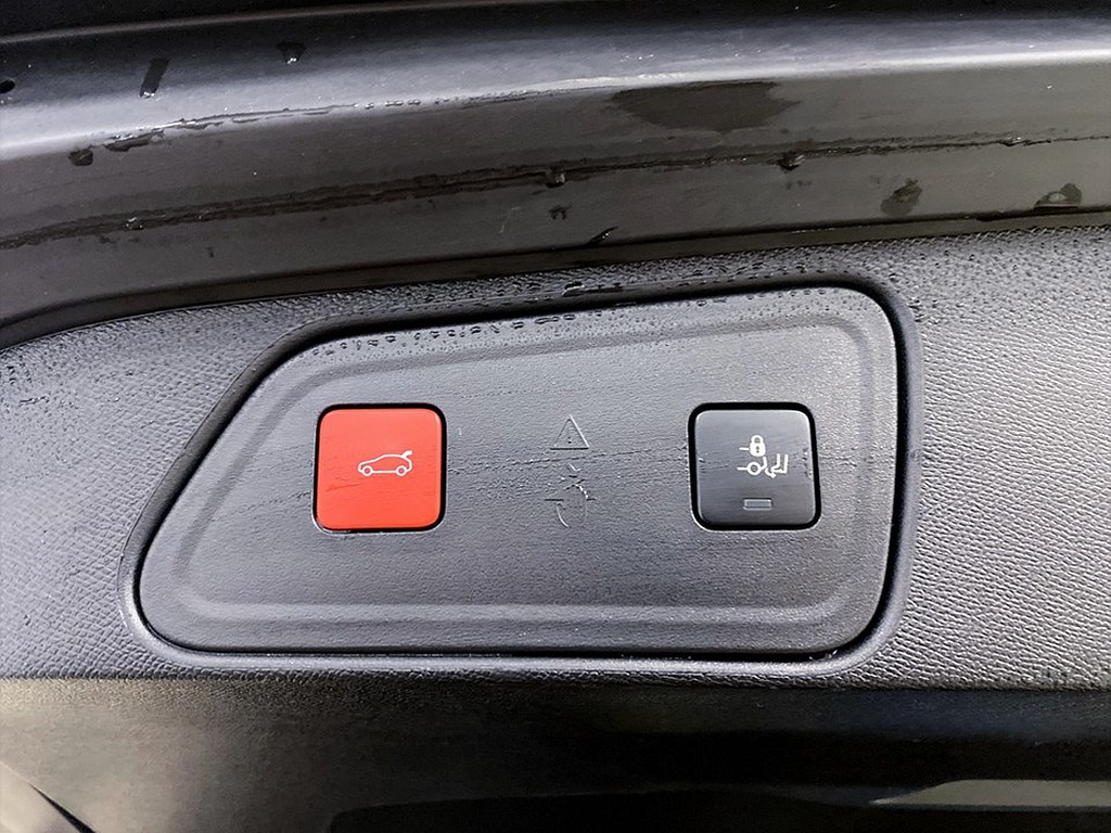 Bild på Allure Pack Hybrid4 300hk Aut 4WD - B-KAMERA, PANO