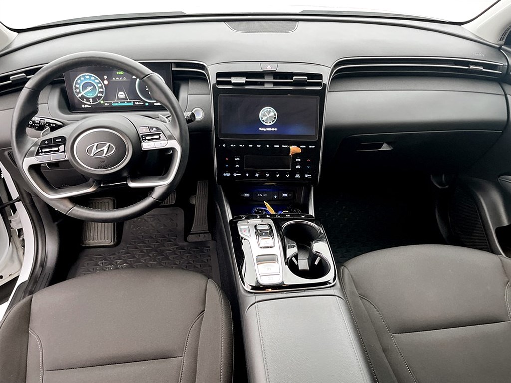 Bild på Essential Hybrid 230hk Aut - BACKKAMERA