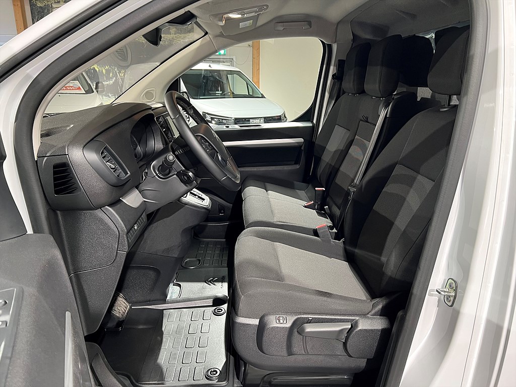 Bild på Business Premium 75kWh 136hk Aut L2 - KEYLESS,NAV,DRAG