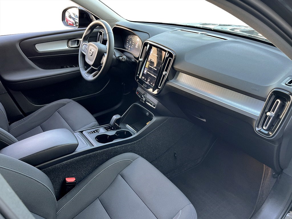 Bild på Momentum B4 197hk Aut - B-KAMERA, CARPLAY
