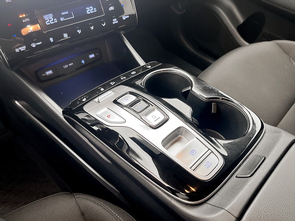 Bild på Essential Hybrid 230hk Aut - BACKKAMERA