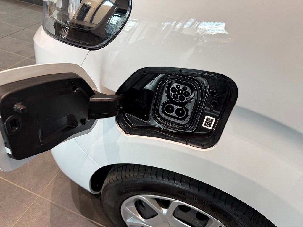 Bild på FEEL 75kWh 136hk L3- 9-SITS, B-KAMERA