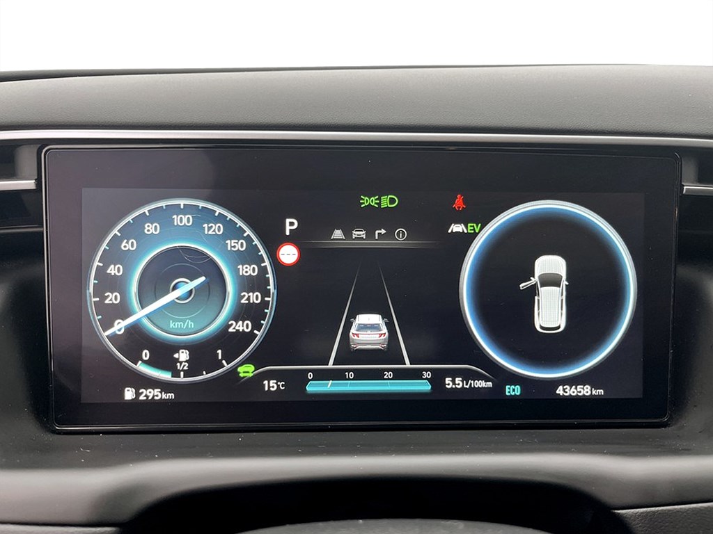 Bild på Essential Hybrid 230hk Aut - BACKKAMERA