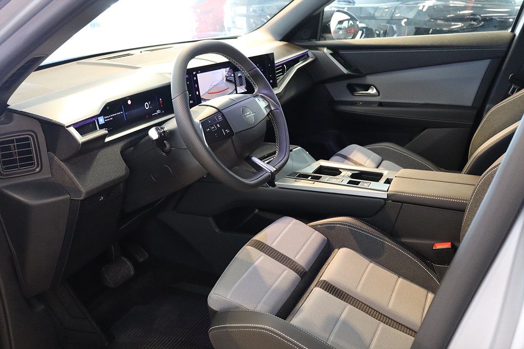 Bild på GS Hybrid 136hk Aut - B-KAMERA, CARPLAY