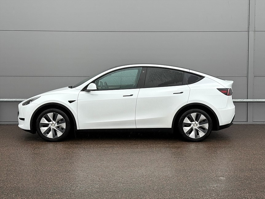 Tesla Model Y Standard Range RWD Dragkrok / Panorama / MOMS