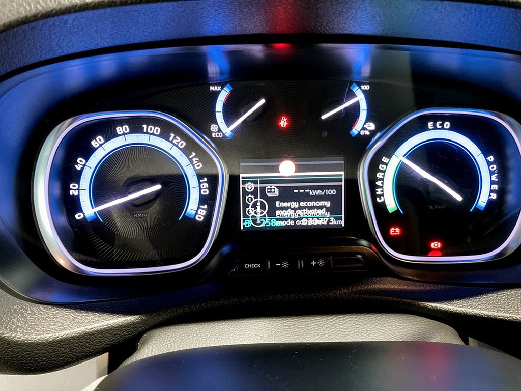 Bild på Feel 75kWh 136hk L3 - 9-SITS, B-KAMERA