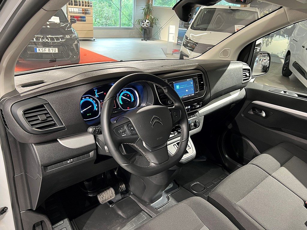 Bild på Business Premium 75kWh 136hk Aut L2 - KEYLESS,NAV,DRAG