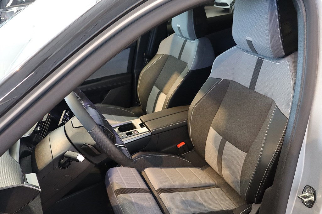 Bild på GS Hybrid 136hk Aut - B-KAMERA, CARPLAY