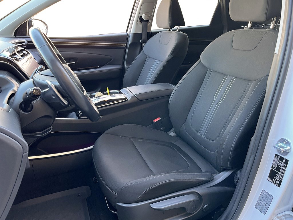Bild på Essential HEV 230hk Aut - B-KAMERA, CARPLAY