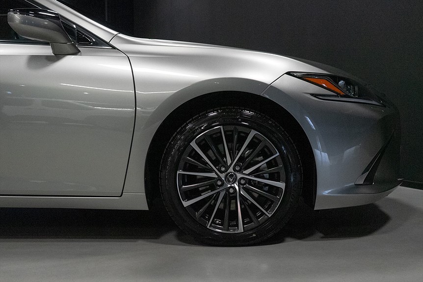 Lexus ES 300h 2.5 E-CVT Limited Edition 218hk