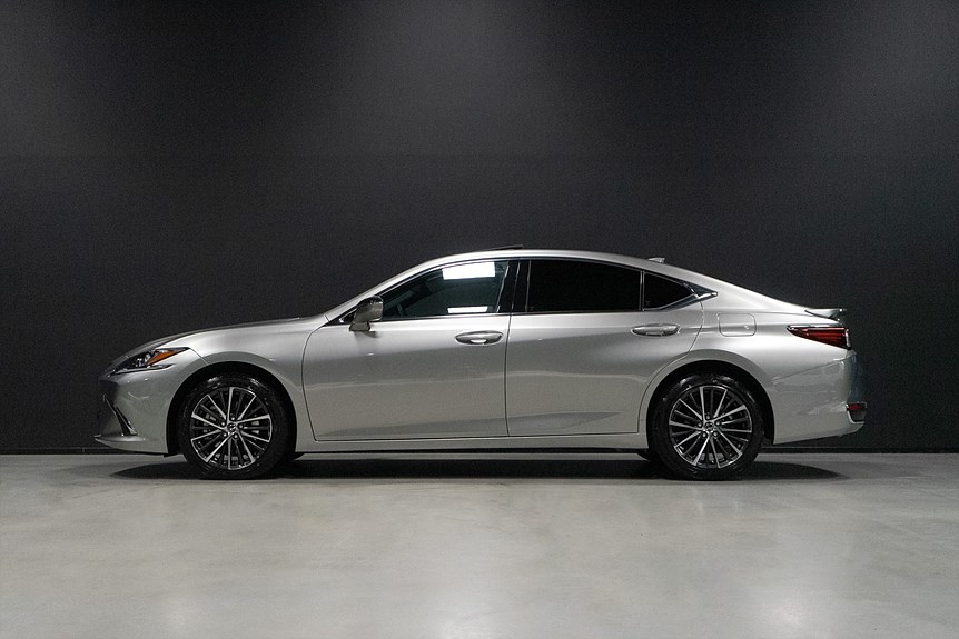 Lexus ES 300h 2.5 E-CVT Limited Edition 218hk