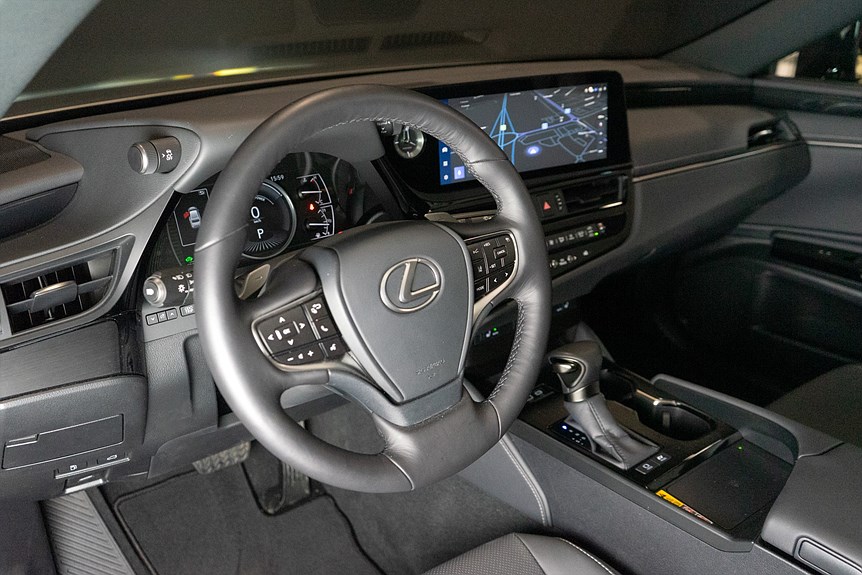 Lexus ES 300h 2.5 E-CVT Limited Edition 218hk