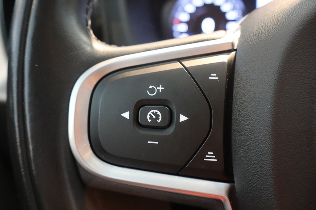 Bild på Momentum B4 197hk Aut AWD - B-KAMERA,CARPLAY