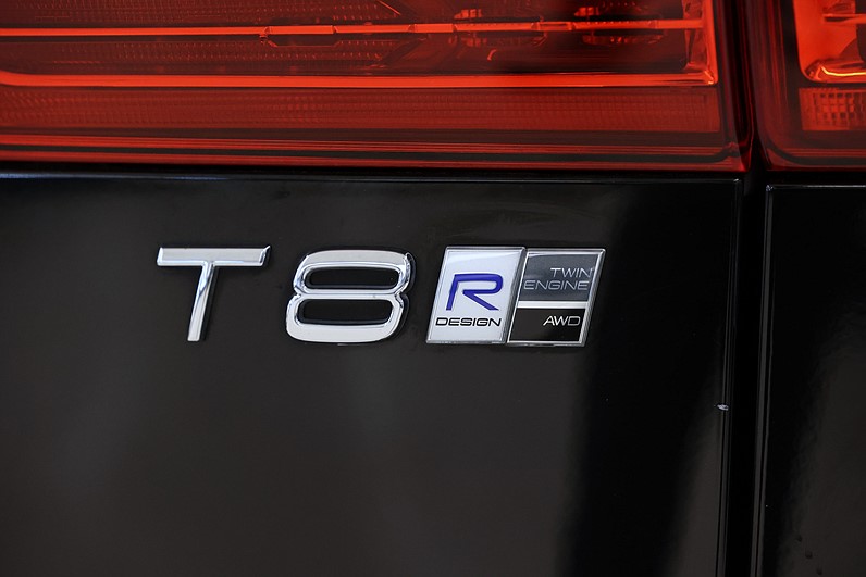 Volvo XC60 T8 TwEn AWD 407hk R-Design Pano Drag Värmare