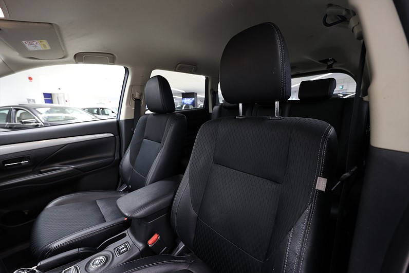 Mitsubishi Outlander 2.0 PHEV 203hk AWD Comfort Navi Keyless