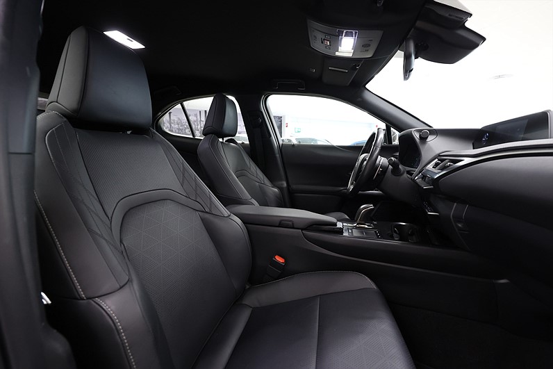 Lexus UX 300e 204hk Executive Premium Skinn Carplay MOMS