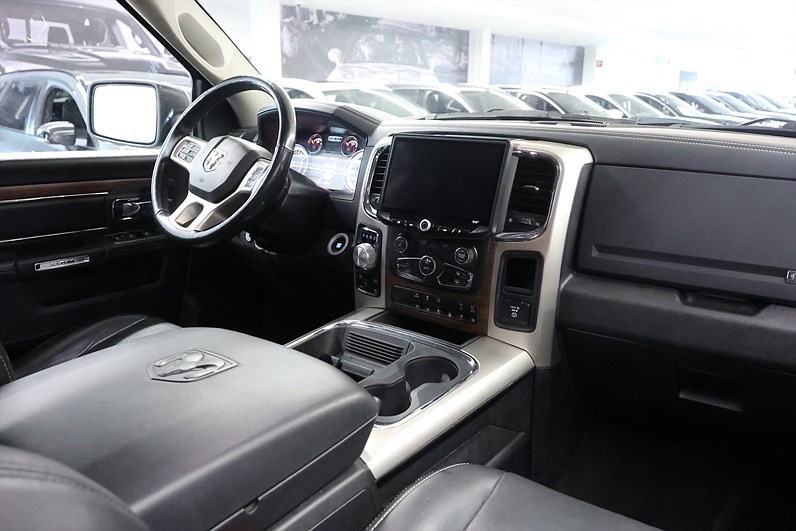 RAM 1500 Crew Cab 5.7 V8 4x4 395hk Laramie Alpine Läder Drag