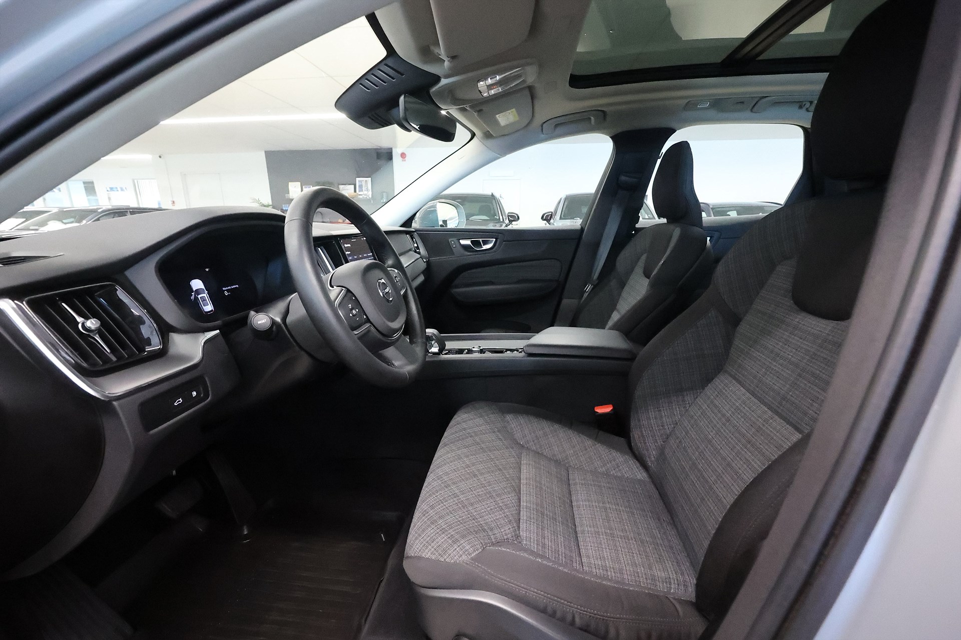 Volvo XC60 Recharge T6 AWD 350hk Core Pano Keyless Navi Drag