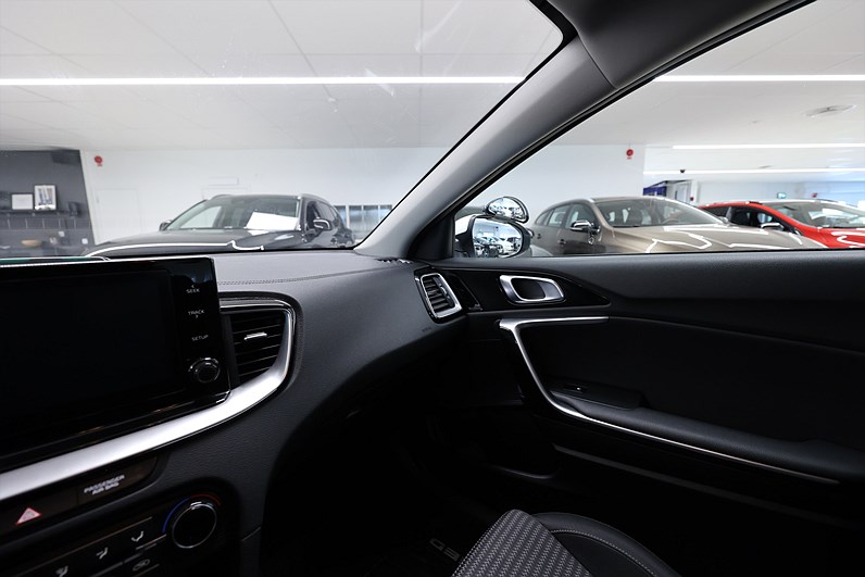 Kia Ceed SW Plug-in 141hk Advance B-kamera Keyless CarPlay