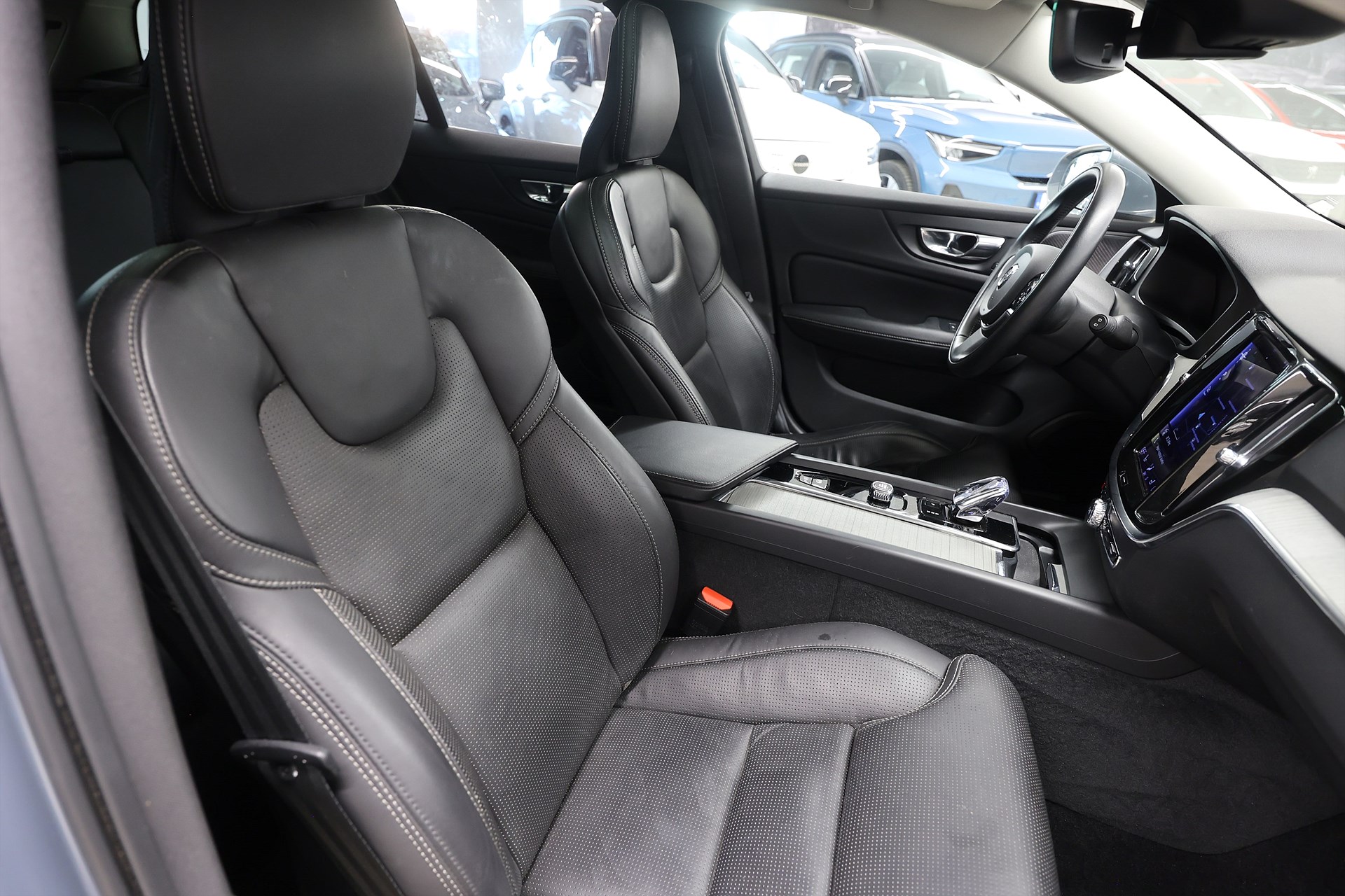 Volvo V60 B3 163hk Inscription H/K HUD Pano Massage 360 Drag