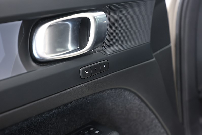 Volvo XC40 Recharge Single Motor 231hk Plus Keyless B-kamera Drag