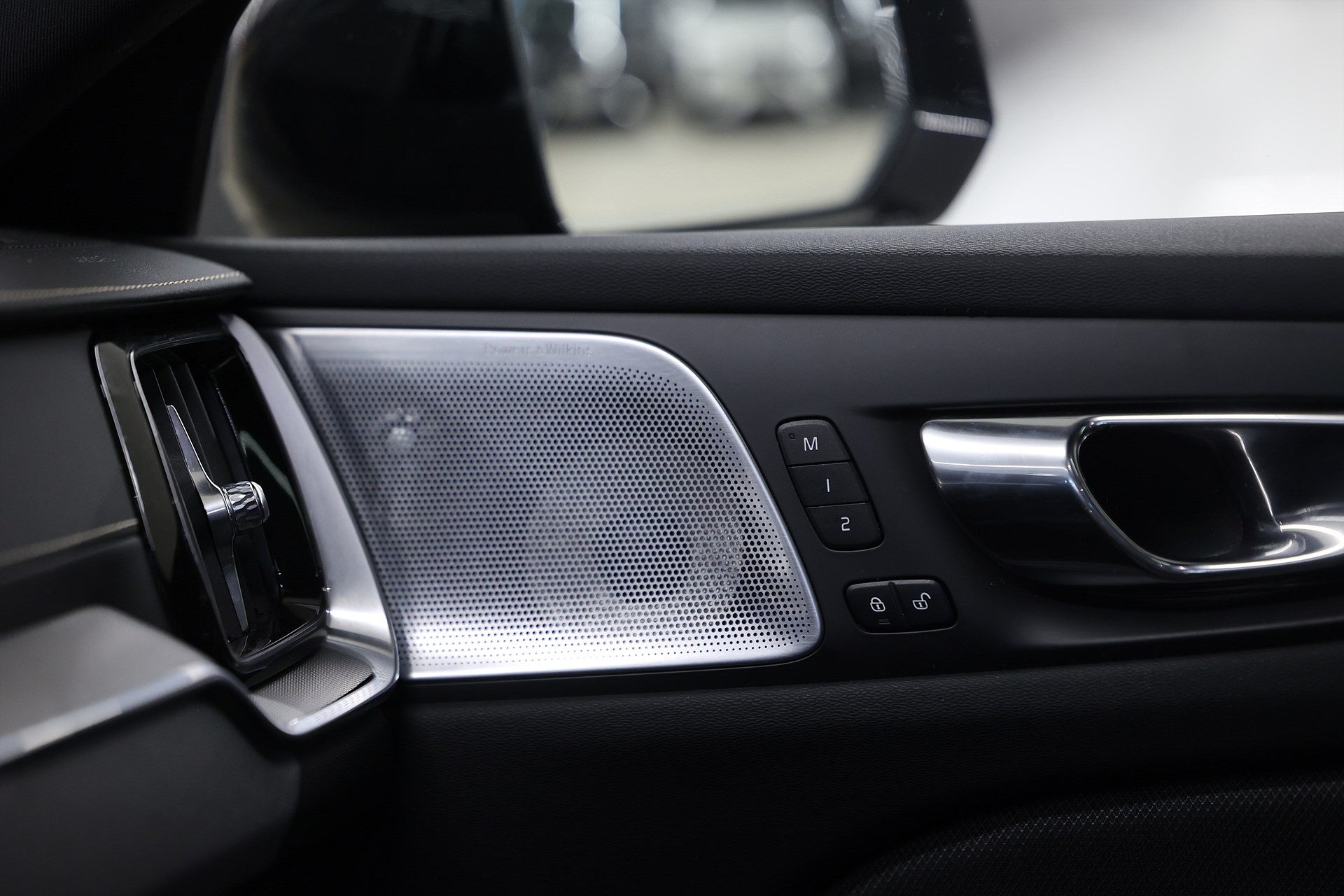 Volvo V60 Recharge T8 AWD 456hk R-Design B&W HUD Pano