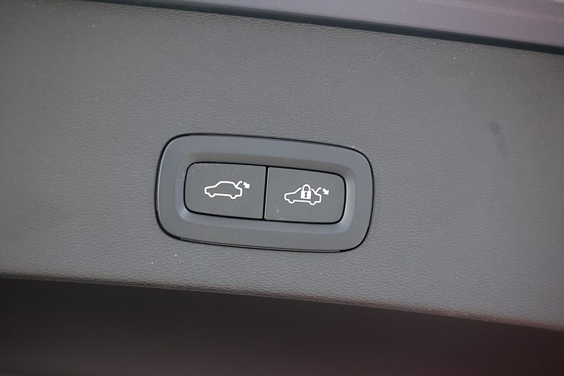 Volvo C40 Recharge Twin motor AWD 408hk Core Pano Drag