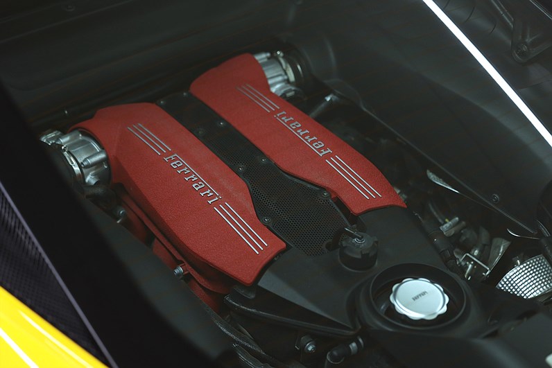 Ferrari 488 GTB 3.9 V8 670hk Kolfiber Giallo Svensksåld