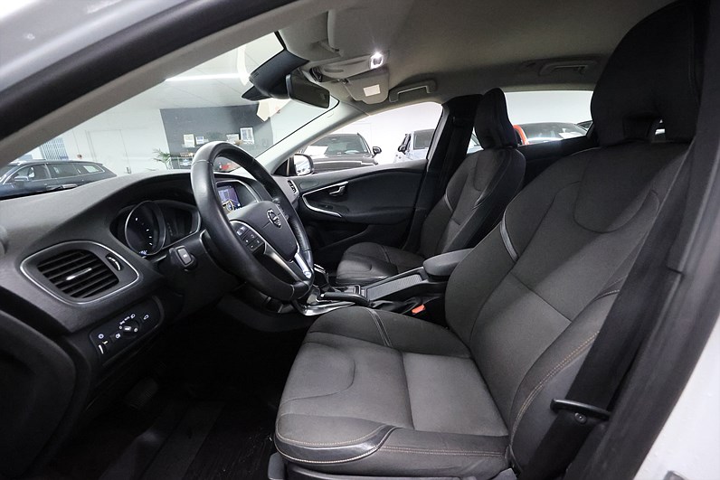 Volvo V40 Cross Country D2 120hk Momentum Navi Bluethooth PDC