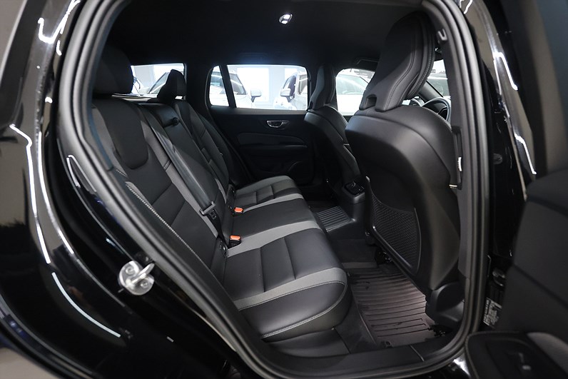 Volvo V60 Recharge T6 AWD 350hk Plus Dark Värmare B-kamera Navi