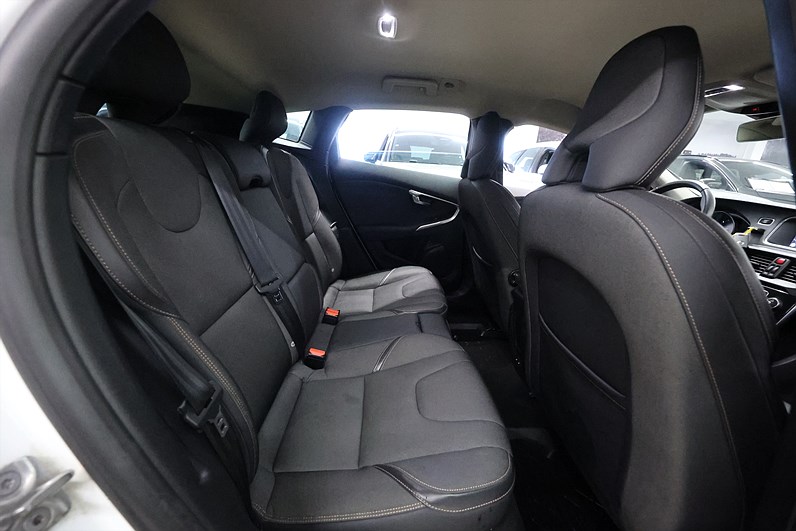 Volvo V40 Cross Country D2 120hk Momentum Navi Bluethooth PDC