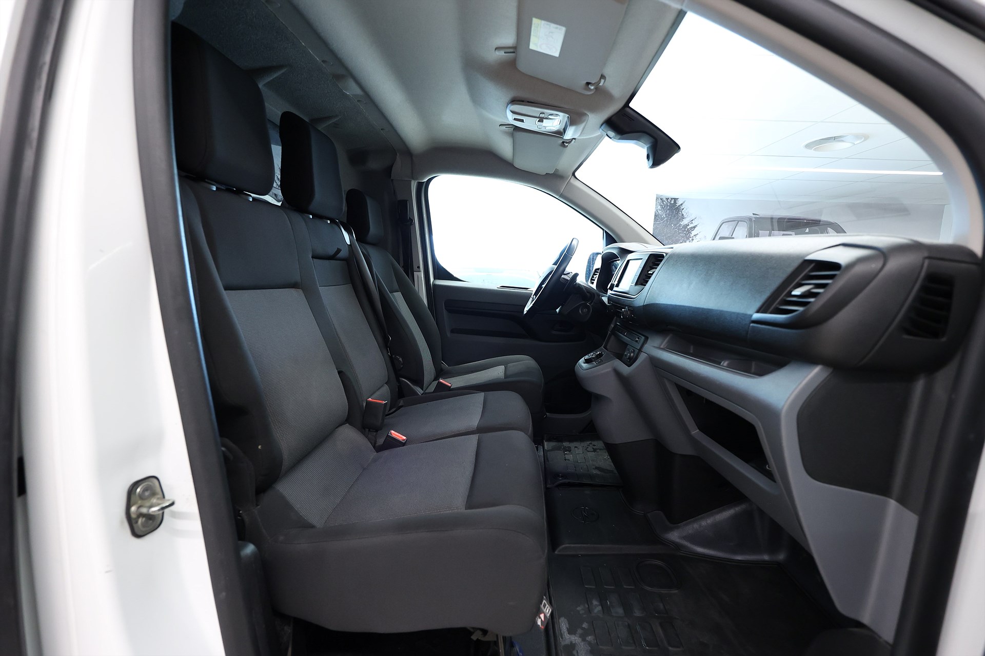 Opel Vivaro Skåpbil 2.0 BlueHDI 144hk L2 CarPlay 3-Sits 360-Kamera