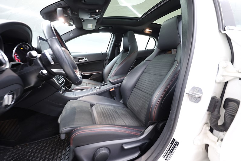 Mercedes-Benz GLA 250 4M AMG Line Pano B-kamera Navi