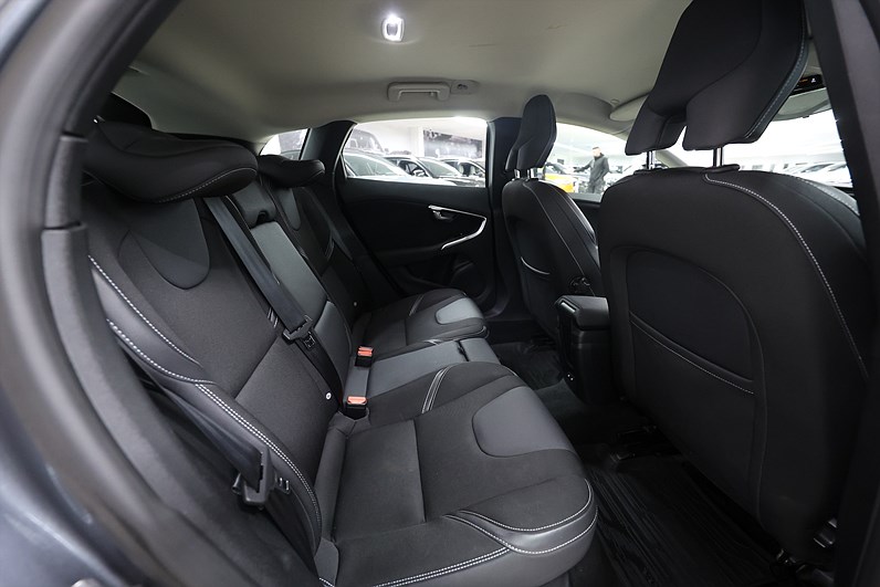 Volvo V40 D3 150hk *Hjulkampanj!* Momentum Drag Värmare