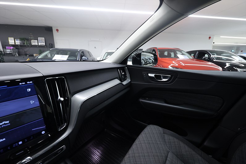 Volvo XC60 Recharge T6 AWD 350hk Core Pano Drag