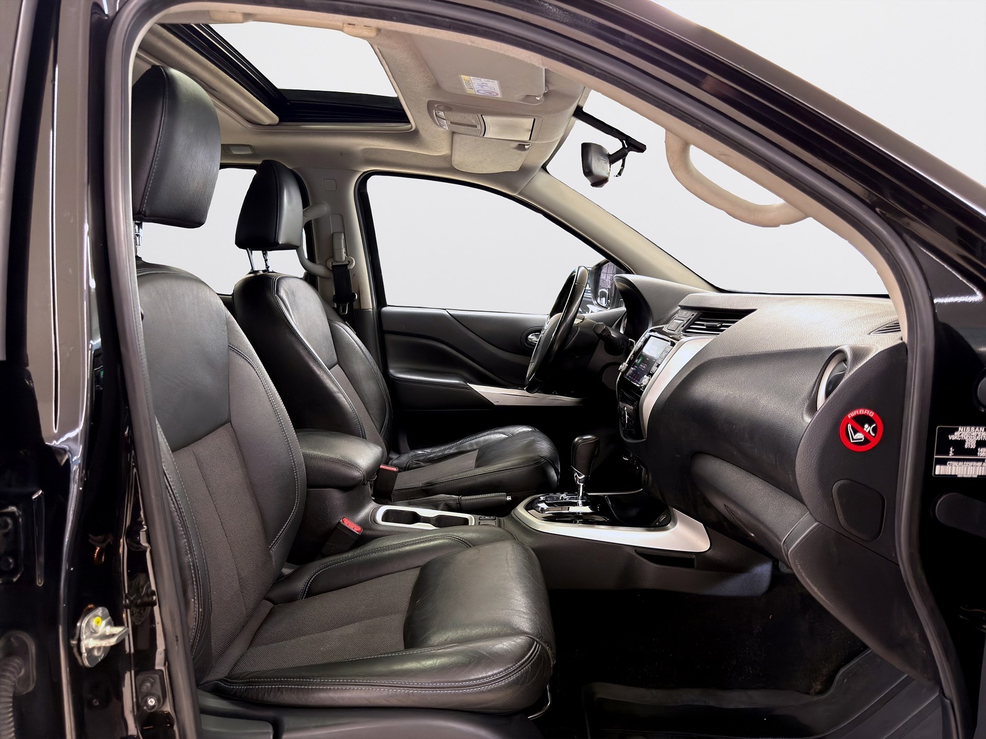 Nissan Navara 2.3 dCi 4WD 190hk N-Guard Black Pack Drag 360 keyless Go