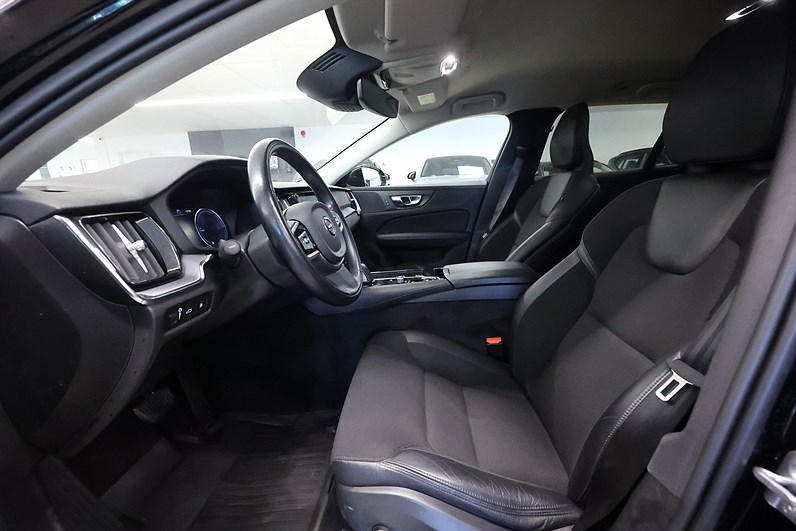 Volvo V60 Recharge T6 AWD 340hk Momentum Keyless CarPlay PDC