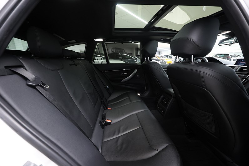 BMW 320d xDrive Touring 190hk *Hjulkampanj!* M Sport Pano HUD H/K Keyless Drag